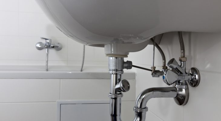 canalisation dans la salle de bain