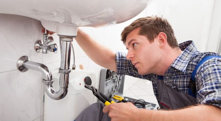 Réparation de fuite d'eau : pourquoi contacter un plombier ?